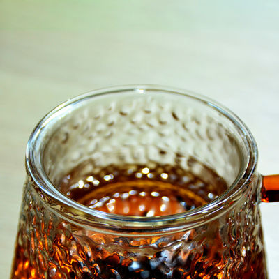 качество Ручная стеклянная чайная кружка с рельефным узором высокоборосиликатное стекло завод